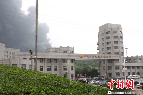 中石油大連分公司儲(chǔ)油罐起火