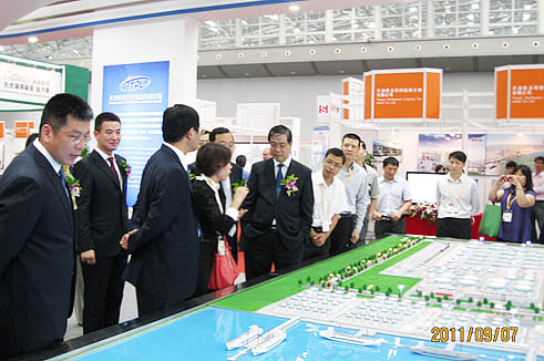 市委領(lǐng)導(dǎo)在天津泰奧石化物流公司展臺聽取公司介紹