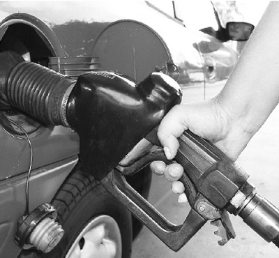 以4月6日為調(diào)價(jià)基準(zhǔn)期,在連續(xù)22個(gè)工作日內(nèi),布倫特、迪拜和辛塔三地的加權(quán)原油均價(jià)變化率為2.65%,離負(fù)4%的下調(diào)“紅線”尚有很大一段距離